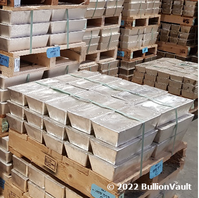 Silberbarren, die 1000 Unzen (32 kg) wiegen und in einem von der London Bullion Markte Association zertifizierten Vault gelagert werden, weshalb sie mehrwertsteuerfrei gehandelt werden können.